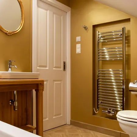 Beerland Chateaux - U Zlate Hrusky / At Golden Pear 4*